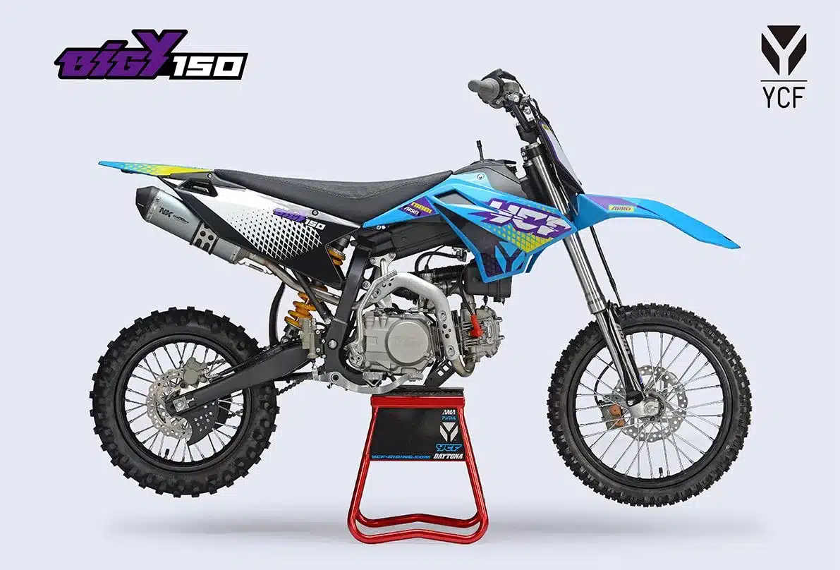 YCF 2026 Bigy 150 Motocross-Bike in seitlicher Ansicht auf einem Montageständer