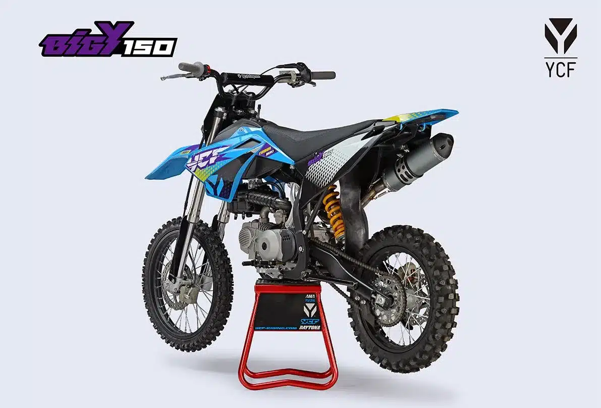 YCF 2026 Bigy 150 Offroad-Motorrad in blau-schwarzem Design, seitliche Ansicht auf Montageständer.