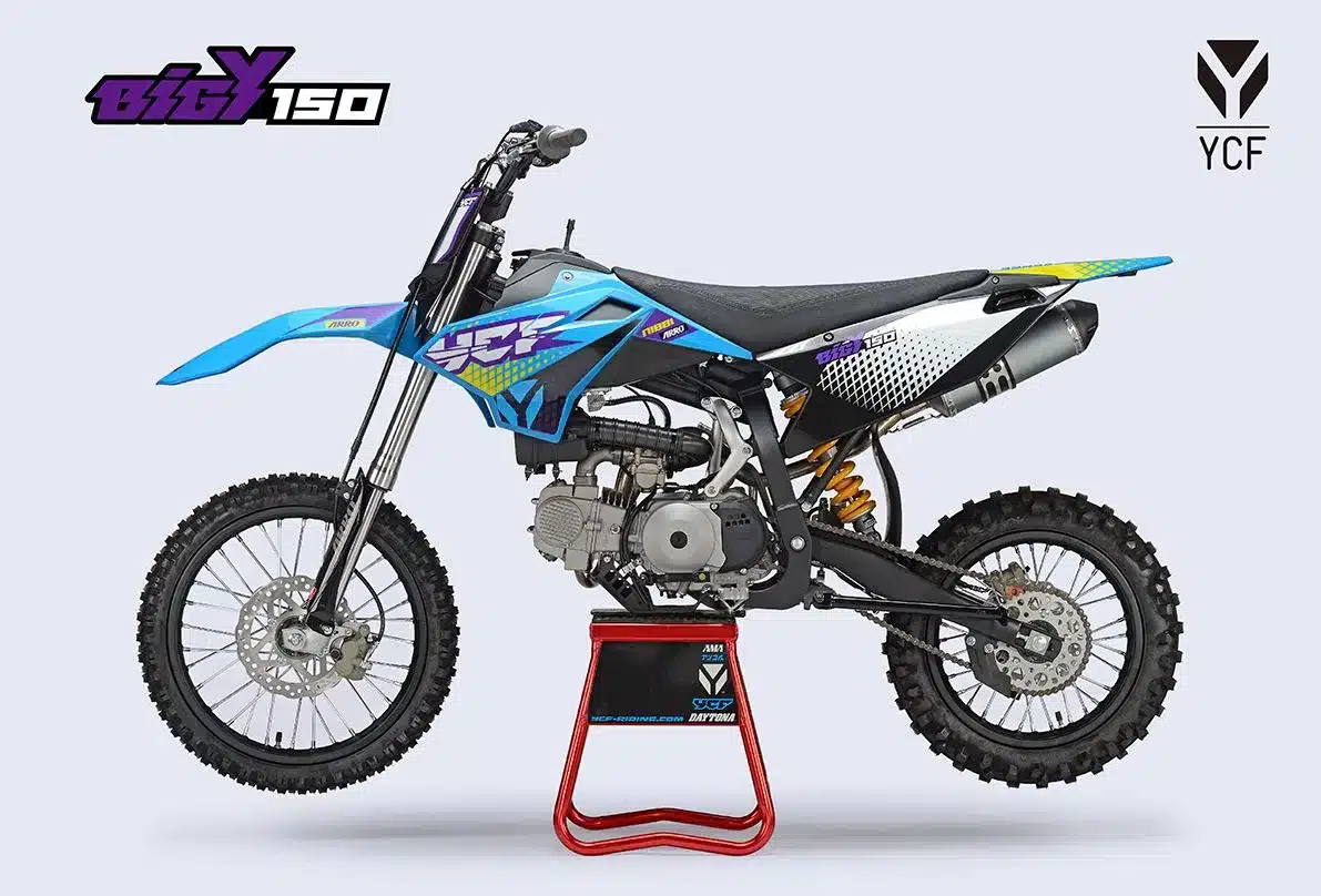 YCF 2026 Bigy 150 Offroad-Motorrad in blauer Lackierung, seitlich fotografiert