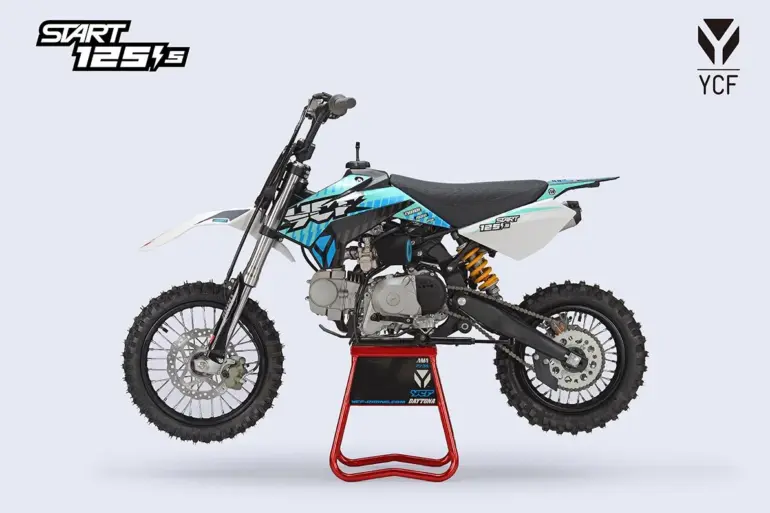 Seitenansicht der YCF Start 125SE 2026, einem Einsteiger-Dirtbike mit halbautomatischem Getriebe, robustem Fahrwerk und Offroad-Ausstattung.