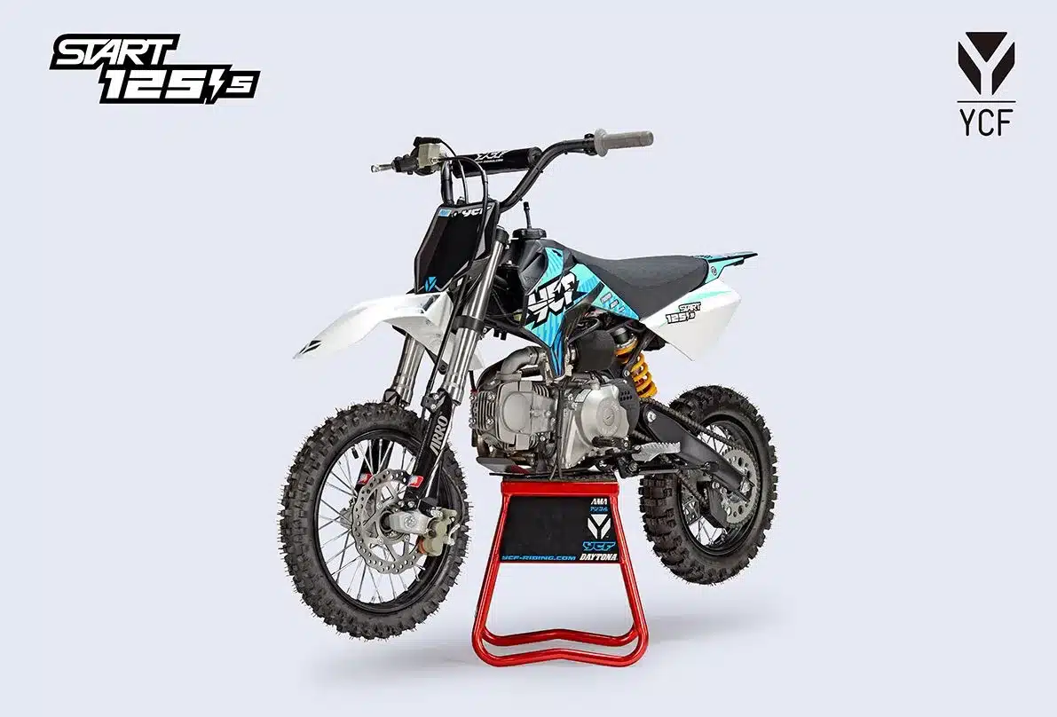Seitenansicht der YCF Start 125SE 2026, ein kompaktes Offroad-Dirtbike mit typischer Crosser-Optik auf Montageständer.