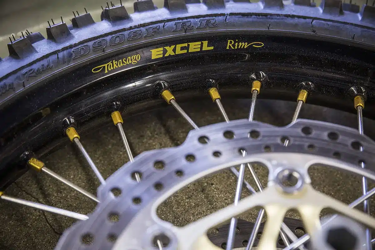 Detailansicht einer Excel Takasago Motorradfelge mit Speichen und Dunlop D908RR Reifen an der RSD Dakar GS.