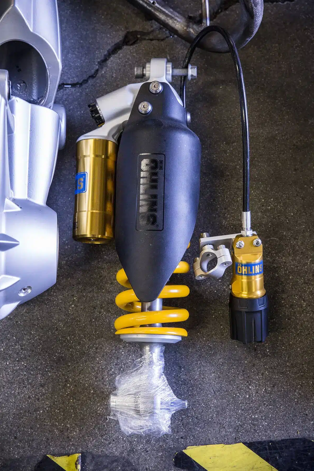 Öhlins-Federbein für den Einsatz in einer umgebauten BMW R 1200 GS, liegend auf einer Werkstattfläche