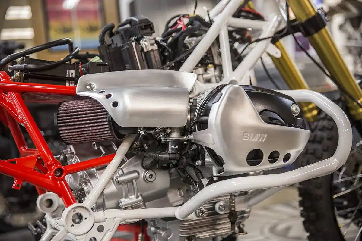 BMW Boxermotor mit Aluminium-Brustplatte und offenem Gitterrahmen im Detail, Teil des RSD Dakar GS Umbaus.