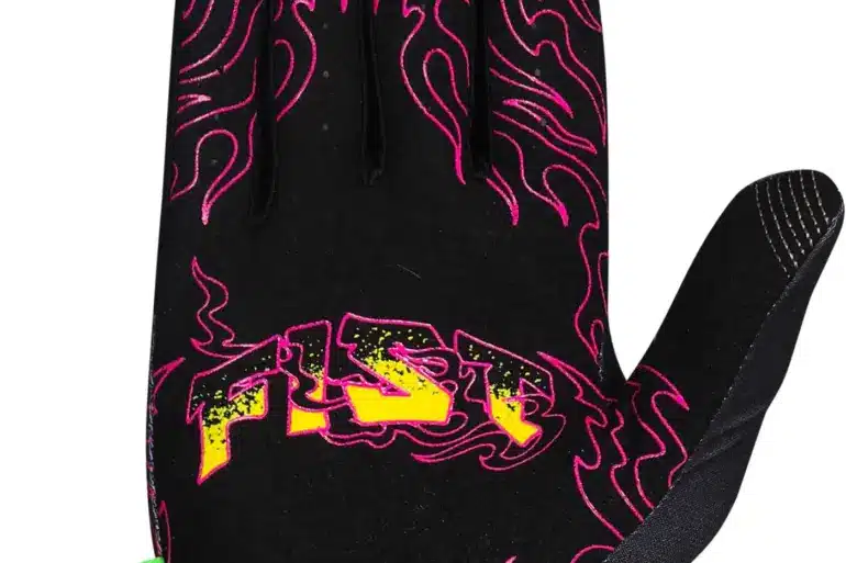 FIST Fury Handschuh mit schwarzen und pinkfarbenen Flammen und FIST-Logo