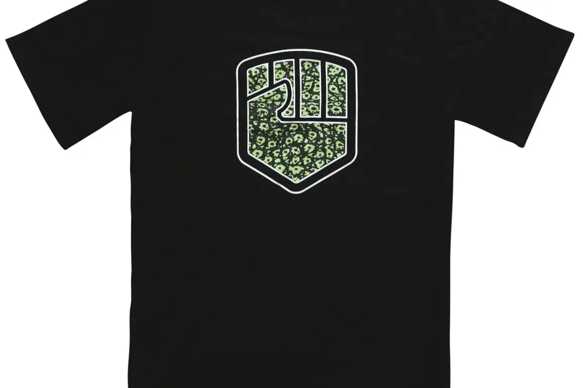 Schwarzes T-Shirt mit grün-schwarzem FIST Handwear Logo auf der Brust