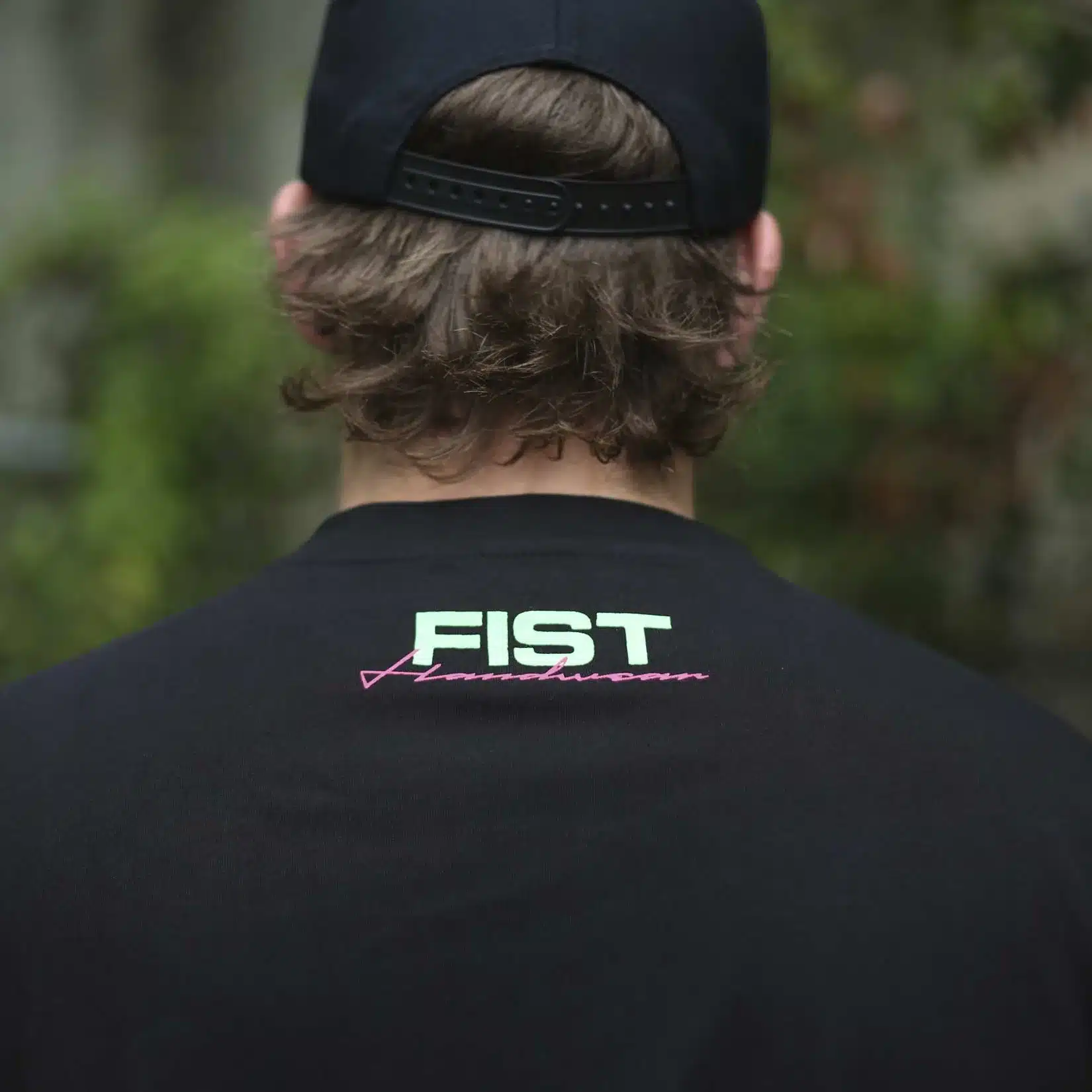 Schwarzes FIST Handwear CROC TEE von hinten mit auffälligem Logo-Schriftzug auf dem Rücken