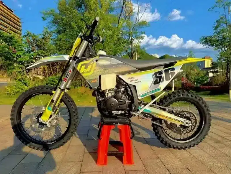 Hengjian S6-YBS300 Offroad-Motorrad auf einem Ständer, seitliche Ansicht bei Sonnenschein
