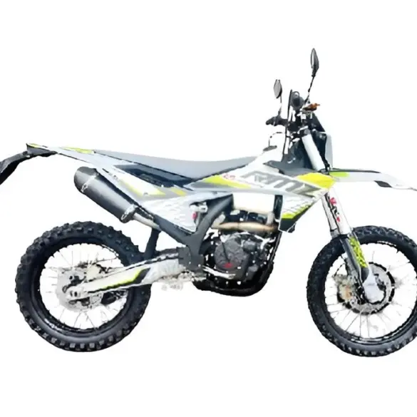 Die Hengjian S7-KE250 Enduro von der Seite, mit aggressivem Design und moderner Optik auf weißem Hintergrund.