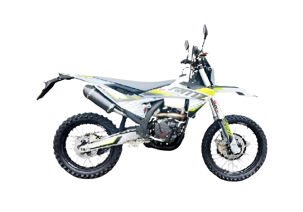 Die Hengjian S7-KE250 Enduro von der Seite, mit aggressivem Design und moderner Optik auf weißem Hintergrund.