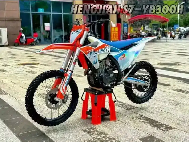 Hengjian S7-YBS300 Offroad-Motorrad auf einem Ständer, aufgenommen auf einem städtischen Platz
