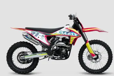 Seitenansicht der Kamax K20, eines modernen Enduro- und Motocross-Motorrads mit sportlicher Grafik.