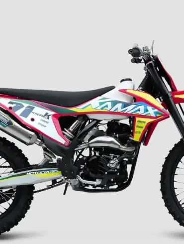 Seitenansicht der Kamax K20, eines modernen Enduro- und Motocross-Motorrads mit sportlicher Grafik.