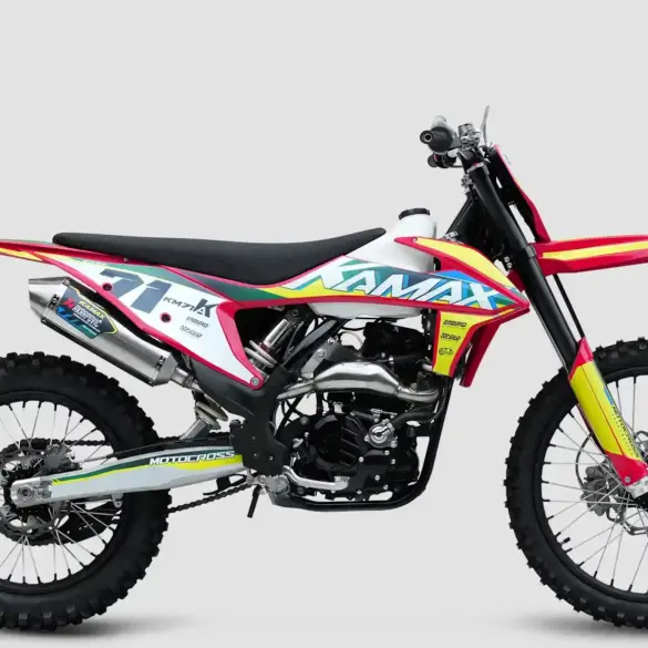 Seitenansicht der Kamax K20, eines modernen Enduro- und Motocross-Motorrads mit sportlicher Grafik.