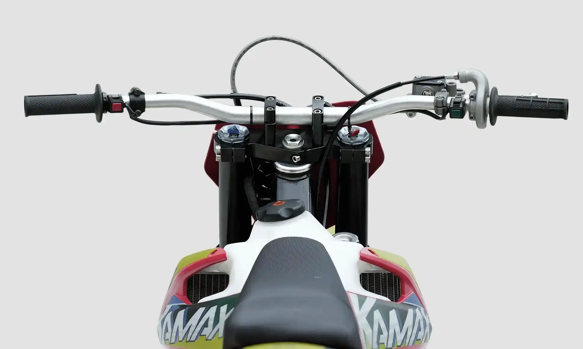 Detailaufnahme des Lenkers und Cockpits der Kamax K20 Enduro-Motorrads