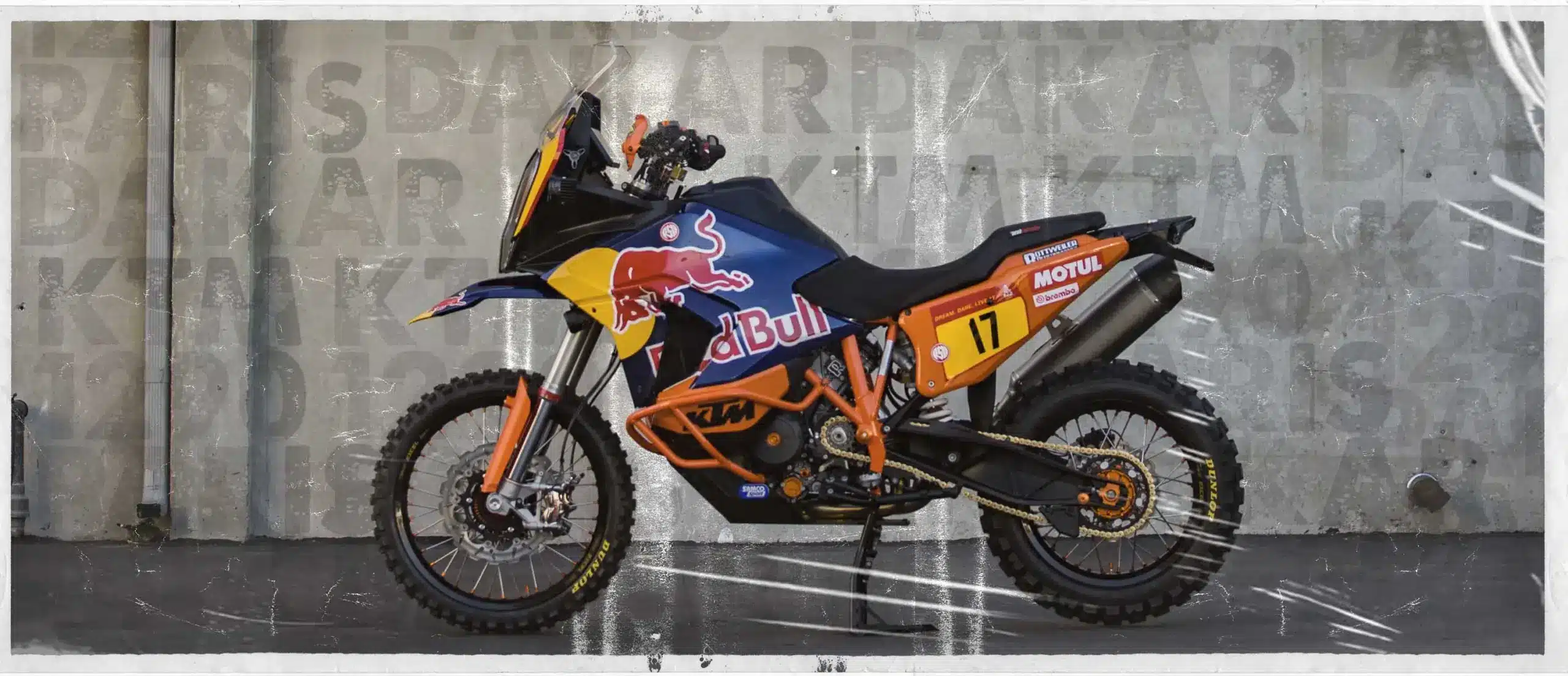 Seitenansicht der KTM 1290 Paris Dakar, einem individuell umgebauten Adventure-Bike im Rallye-Stil mit Red Bull und MOTUL Sponsorenlogos.