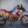 Seitenansicht der KTM 1290 Paris Dakar, voll ausgestatteter Adventure-Umbau für den Rallye-Einsatz