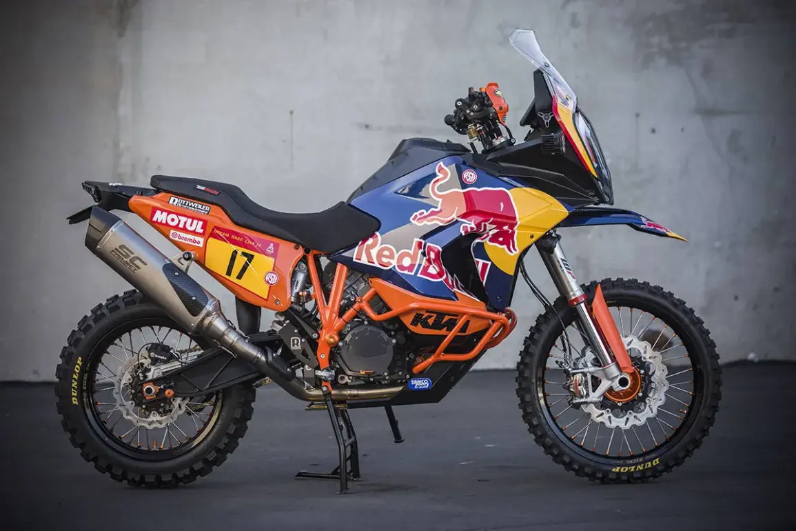 Seitenansicht der KTM 1290 Paris Dakar, voll ausgestatteter Adventure-Umbau für den Rallye-Einsatz
