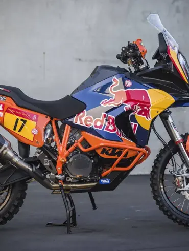Seitenansicht der KTM 1290 Paris Dakar, voll ausgestatteter Adventure-Umbau für den Rallye-Einsatz
