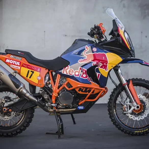 Seitenansicht der KTM 1290 Paris Dakar, voll ausgestatteter Adventure-Umbau für den Rallye-Einsatz