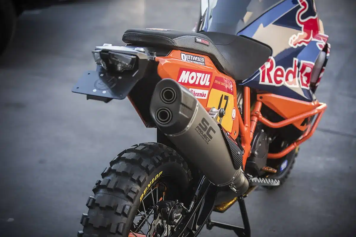 Detailansicht des Hecks einer getunten KTM 1290 Paris Dakar mit SC Project Auspuff und Dunlop Offroad-Reifen