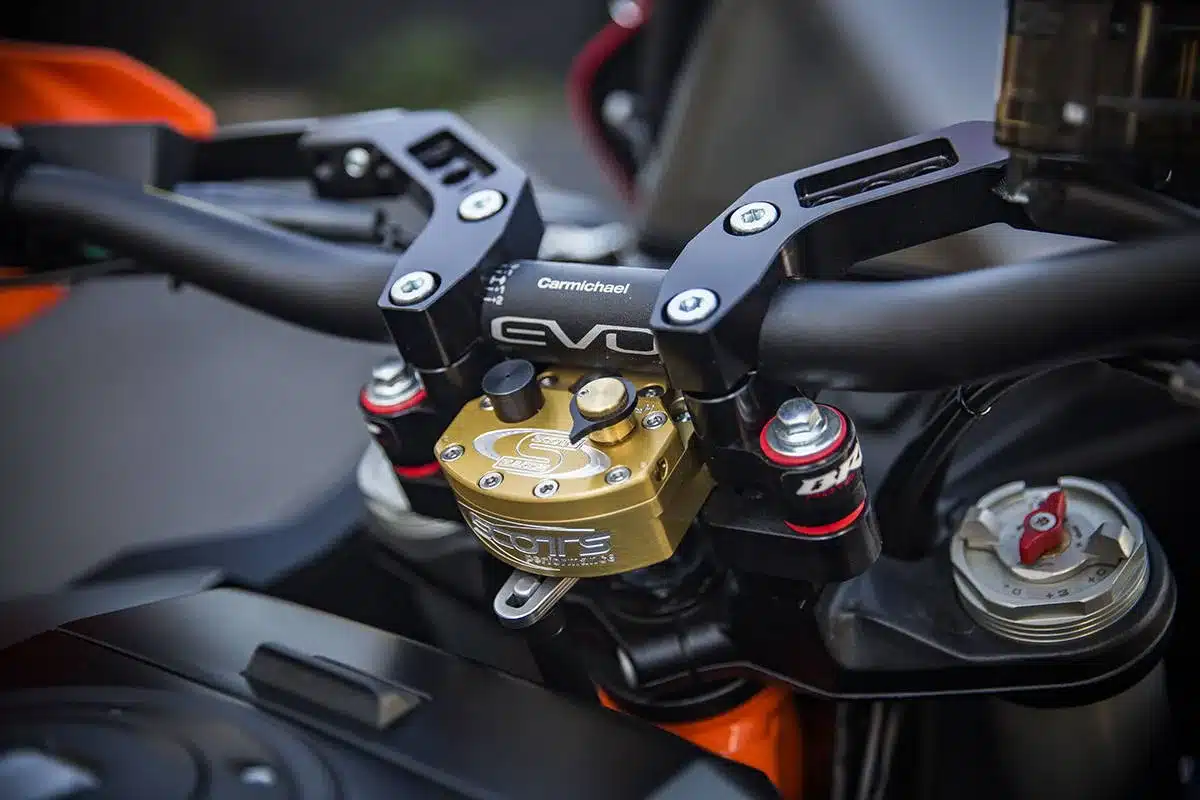 Lenkeraufnahme mit EVO-Lenker, BRP ISO Sub-mount und Scotts Lenkungsdämpfer an einer KTM 1290 Paris Dakar.