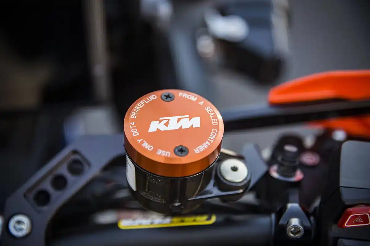 KTM Bremsflüssigkeitsbehälter mit orangefarbenem Deckel im Detail an einem KTM Motorrad