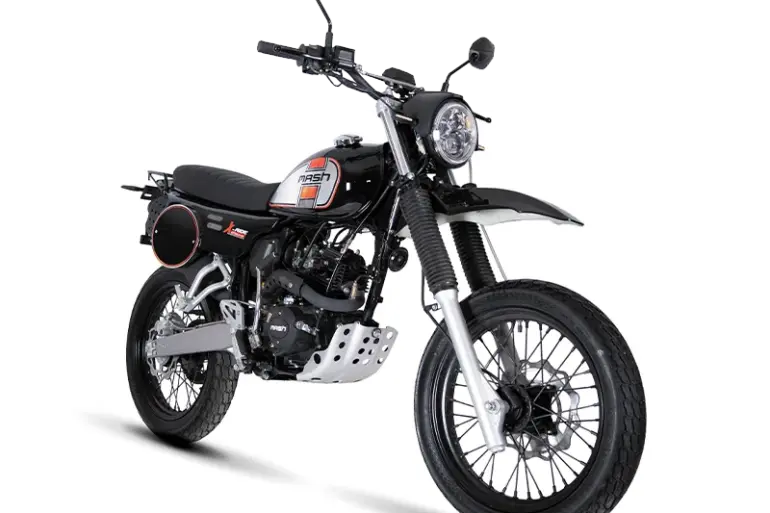 Leichtes Offroad-Motorrad Mash X-Ride 50 mit 4-Takt-Einzylinder-Motor, schwarzem Rahmen und Retro-Design.