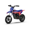 Seitenansicht des blauen und roten RFN Warrior Kids SX-E150 Elektro-Motocross-Bikes für Kinder vor weißem Hintergrund.