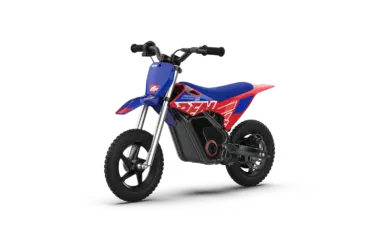 Seitenansicht des blauen und roten RFN Warrior Kids SX-E150 Elektro-Motocross-Bikes für Kinder vor weißem Hintergrund.