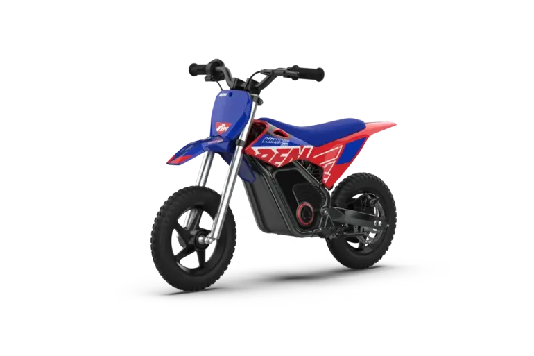 Seitenansicht des blauen und roten RFN Warrior Kids SX-E150 Elektro-Motocross-Bikes für Kinder vor weißem Hintergrund.