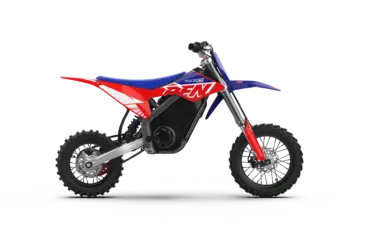 RFN Warrior SX-E5 Elektromotorrad für Kinder, Seitenansicht, rot-blaues Design auf weißem Hintergrund