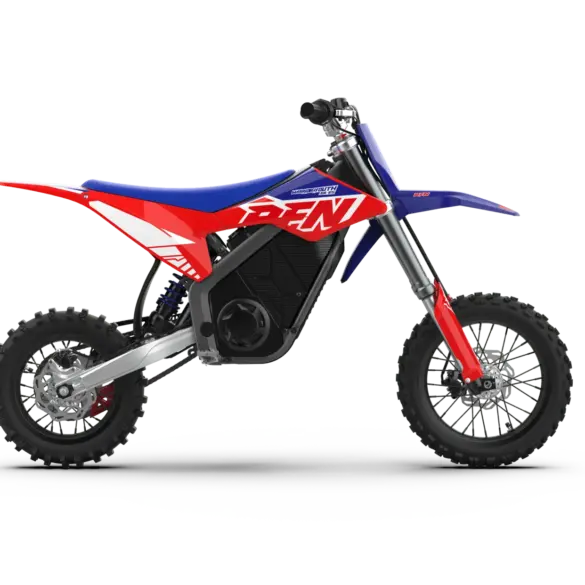 RFN Warrior SX-E5 Elektromotorrad für Kinder, Seitenansicht, rot-blaues Design auf weißem Hintergrund