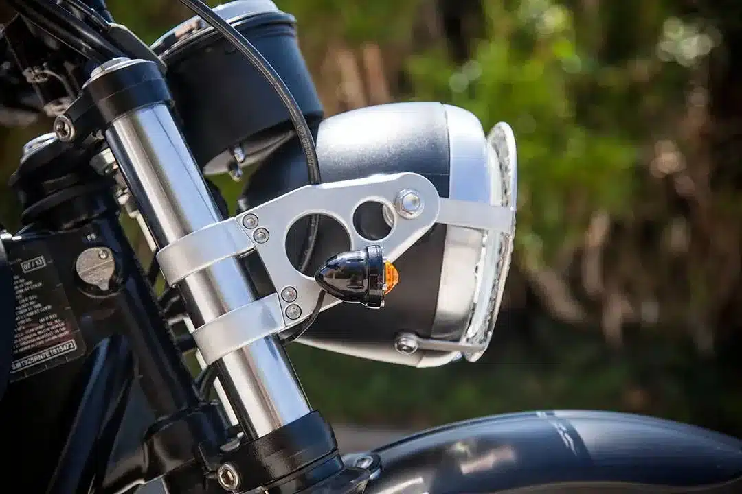 Detailaufnahme der Gabel, Halterung und Blinker einer individuell umgebauten Triumph Scrambler