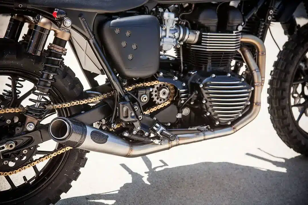 Schlege Triumph Scrambler-Umbau mit grobstolligen Reifen, Aluminium-Kettenrad und Edelstahl-Auspuffanlage im Detail