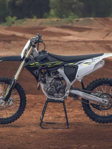 Triumph TF 450-X Motocross-Motorrad auf einer sandigen Rennstrecke im Profil