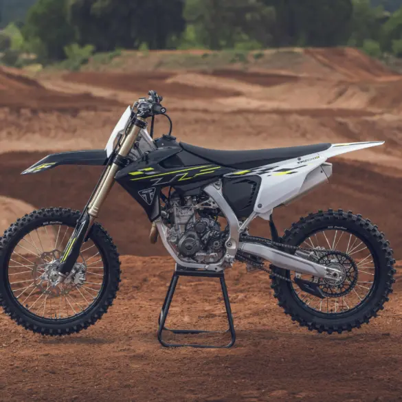Triumph TF 450-X Motocross-Motorrad auf einer sandigen Rennstrecke im Profil