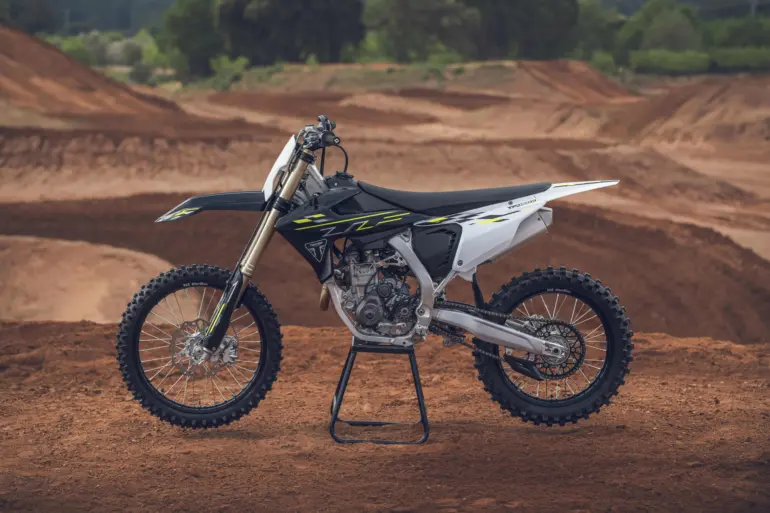 Triumph TF 450-X Motocross-Motorrad auf einer sandigen Rennstrecke im Profil