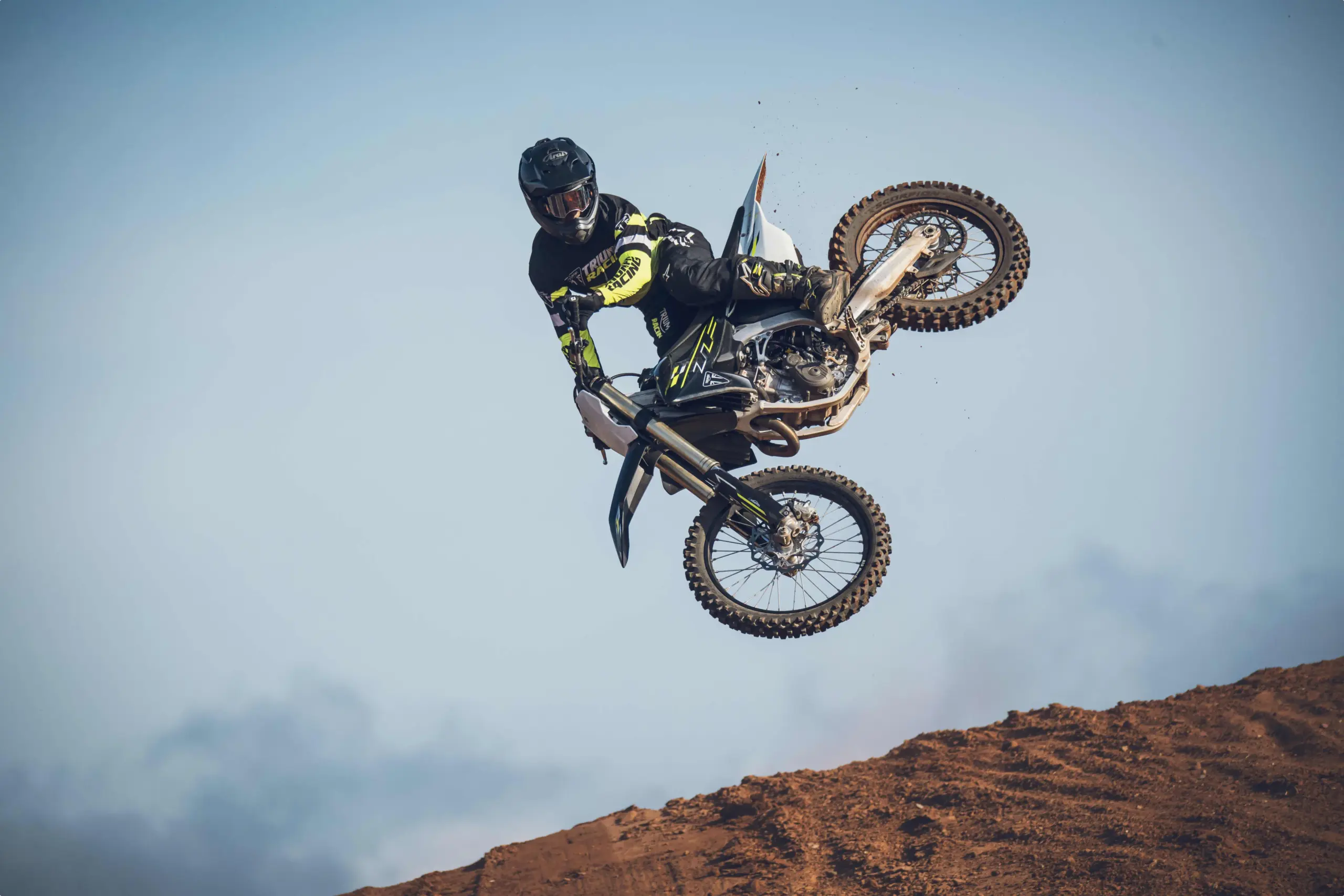 Motocross-Fahrer auf Triumph TF 450-X beim Sprung über eine Offroad-Strecke