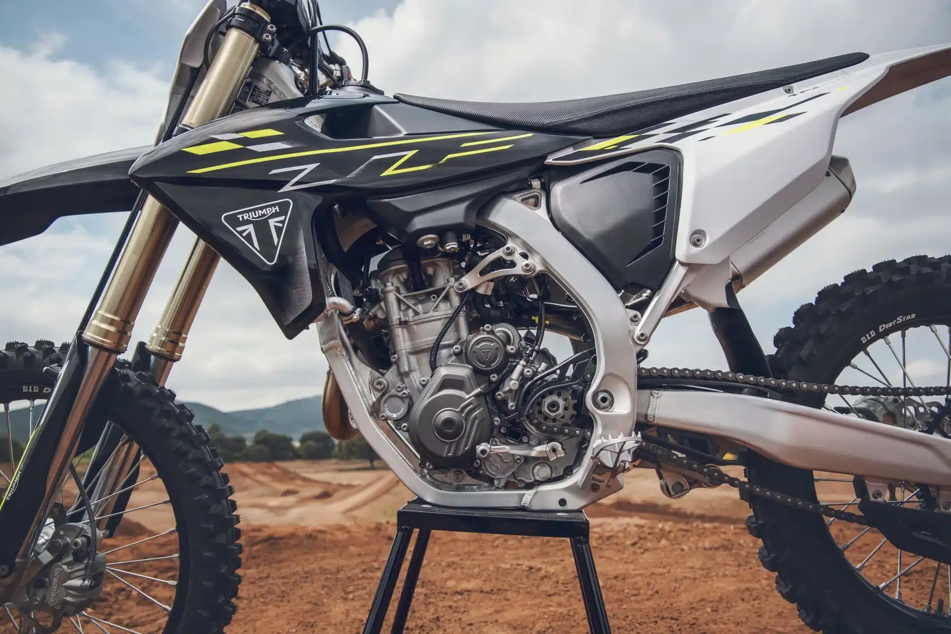 Motocross-Motorrad Triumph TF 450-X mit Fokus auf Motor und Fahrwerk im Gelände