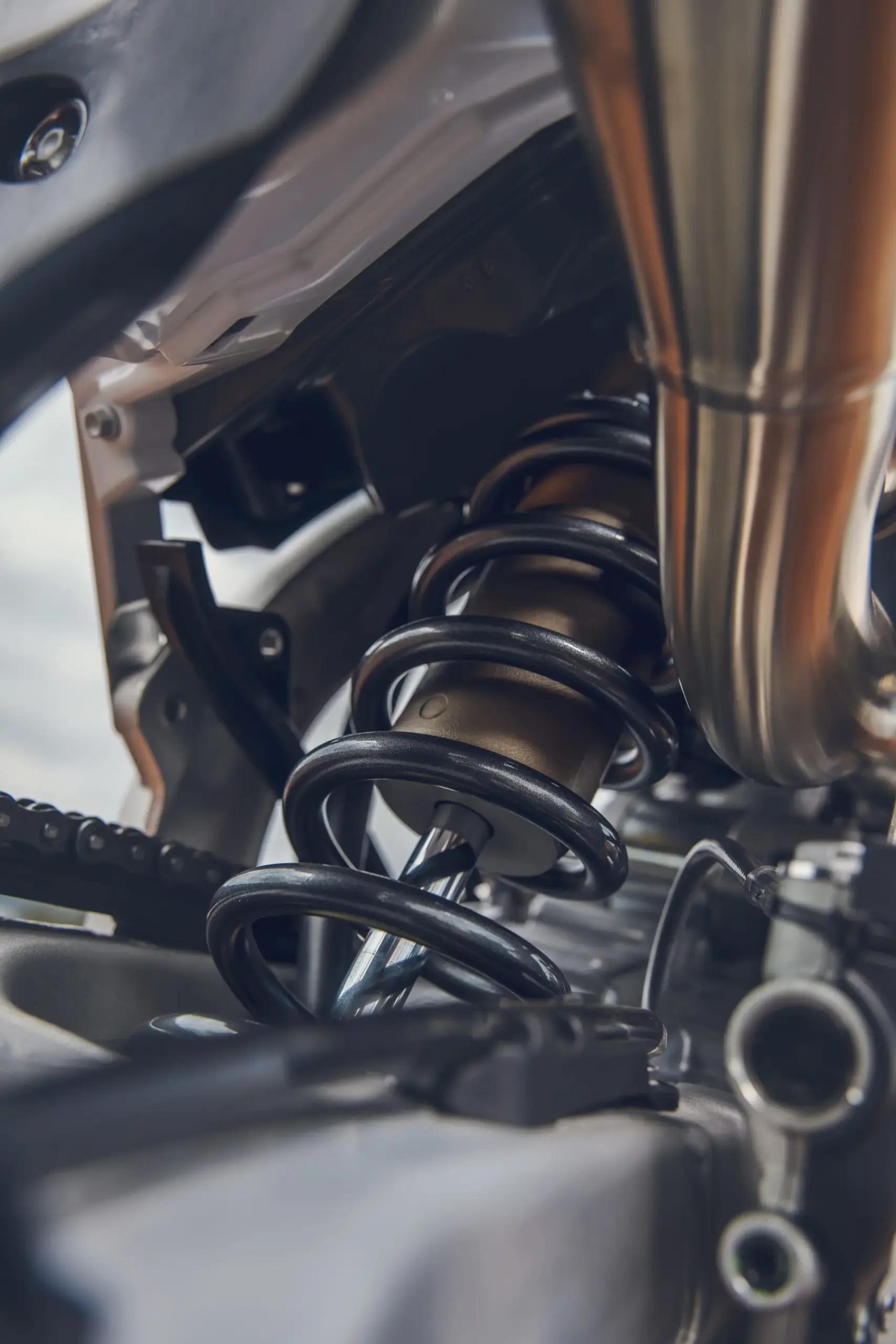 Detailansicht des KYB-Federbeins an der Triumph TF 450-X Motocross-Maschine.