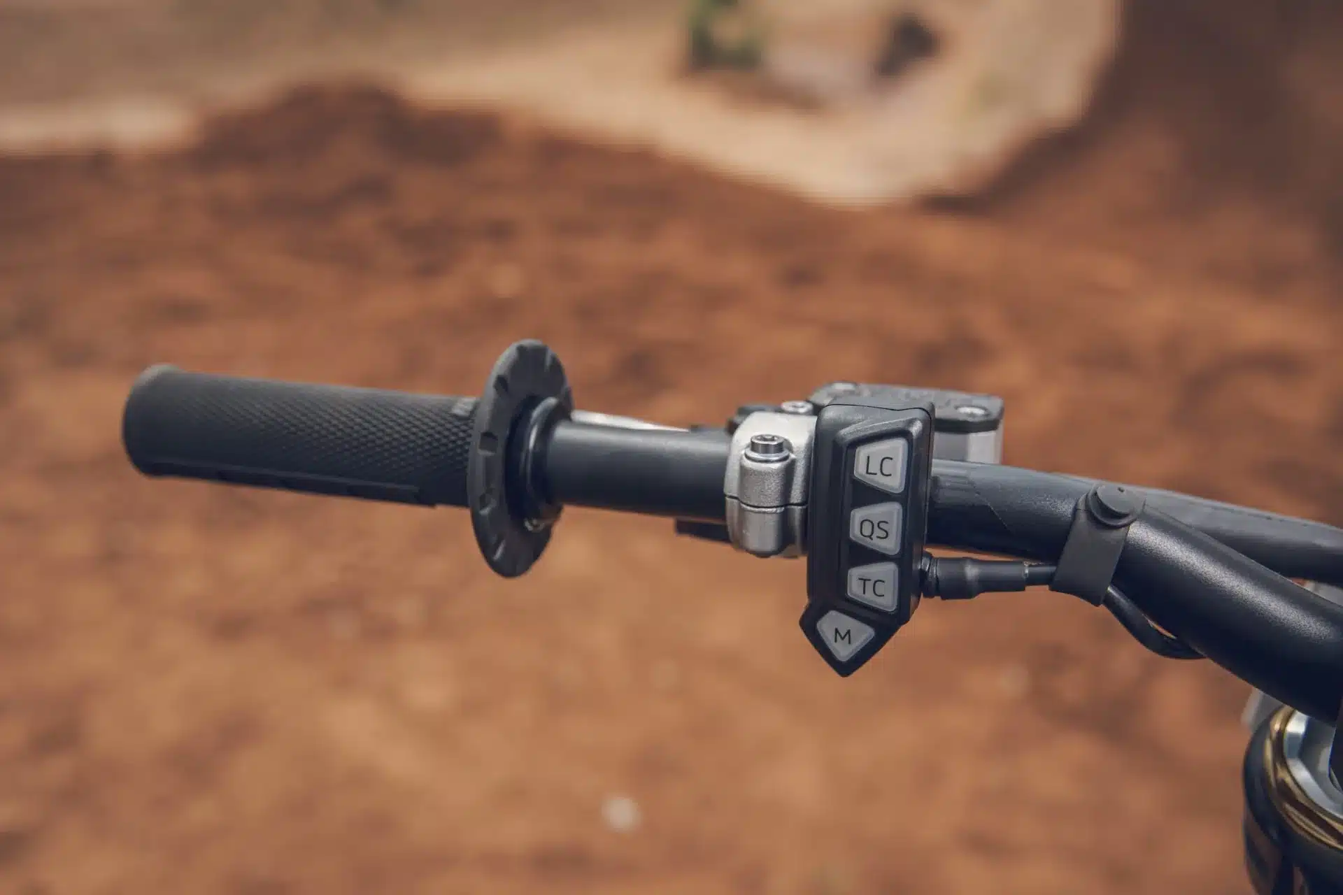 Detailaufnahme der Lenkerarmatur der Triumph TF 450-X mit Schaltern für Launch Control, Quickshifter und Traktionskontrolle