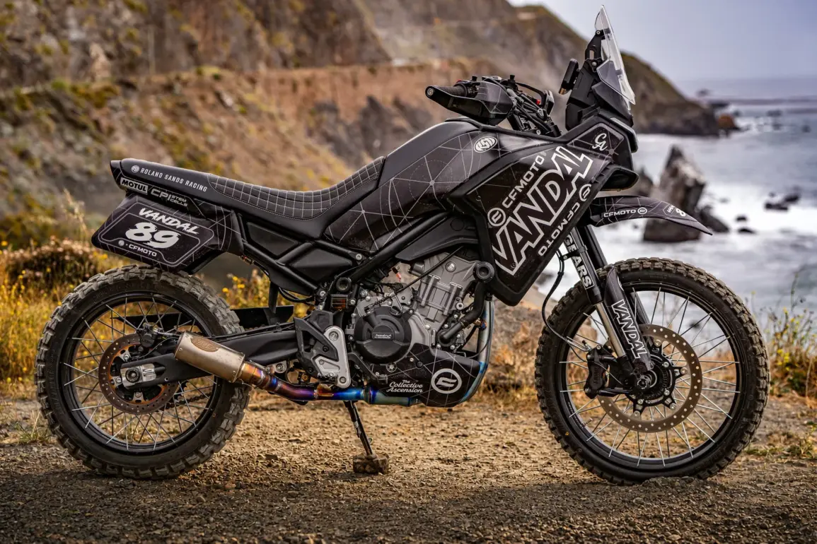 CFMOTO VANDAL 2 Adventure-Motorrad mit Offroad-Ausstattung auf Schotterpiste an der Küste