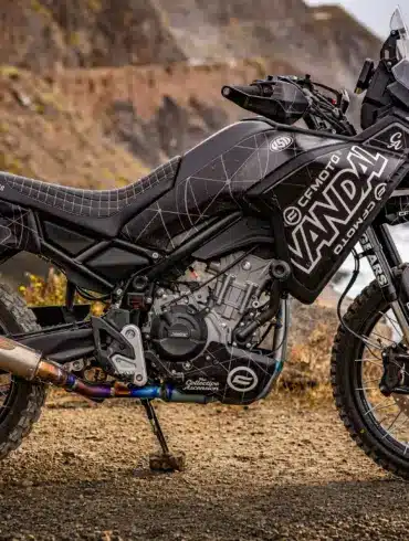 CFMOTO VANDAL 2 Adventure-Motorrad mit Offroad-Ausstattung auf Schotterpiste an der Küste