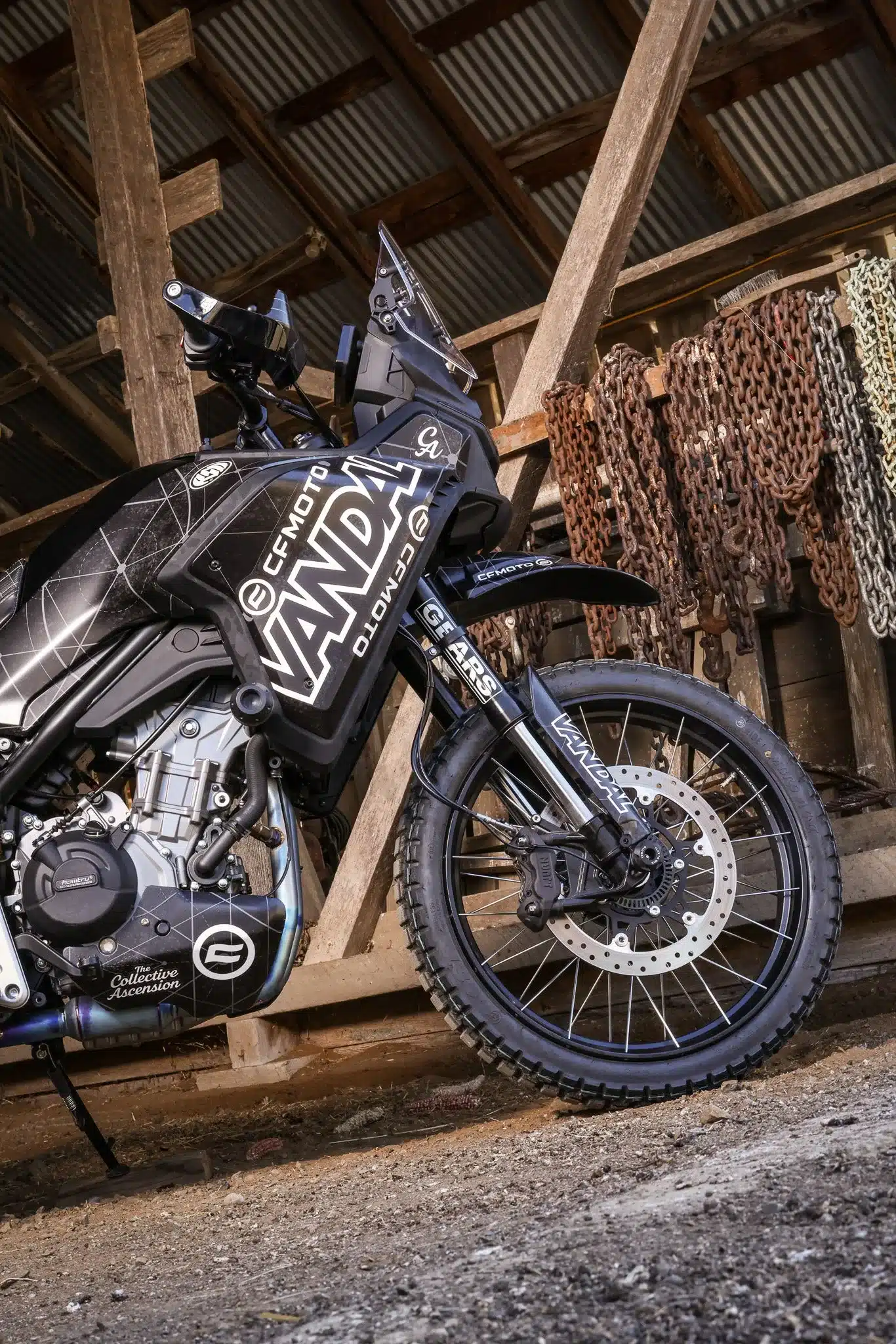 Detailansicht der CFMOTO VANDAL 2, einer geländetauglichen Adventure-Maschine mit robustem Vorderrad und betontem Offroad-Design.
