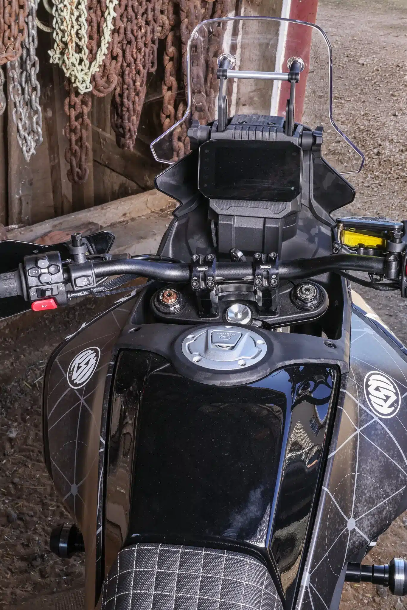 Cockpit und Tank einer VANDAL 2 auf Basis der CFMOTO IBEX 450 mit Offroad-Ausstattung
