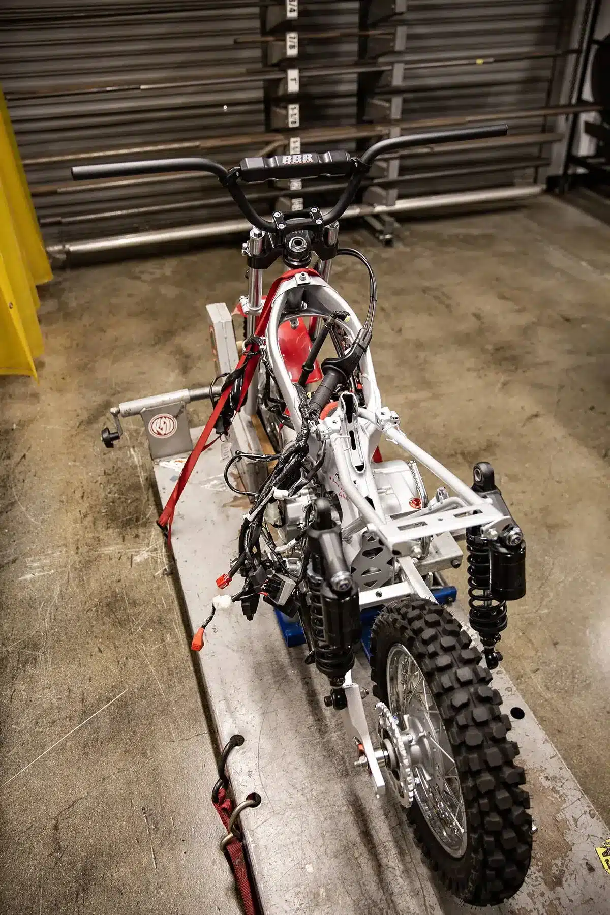 Offenes Chassis der Wee Man CRF110 während des Umbaus mit BBR-Gabelbrücke und Twin-Shock-Federbeinen.