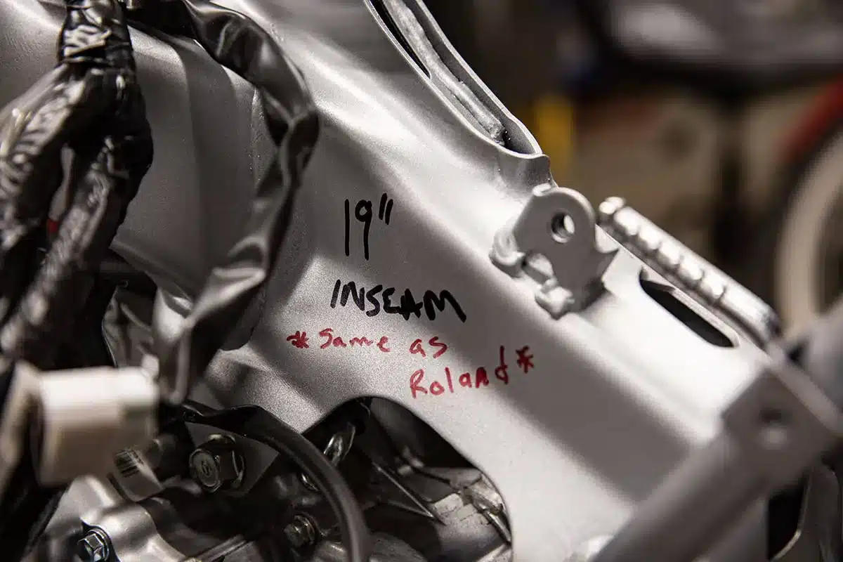 Rahmen der Wee Man CRF 110 mit handschriftlicher Notiz zur Schrittlänge, Detailaufnahme beim Umbau.