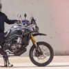 Honda Africa Twin Polizeimotorrad Redondo PD mit kompletter Einsatz-Ausrüstung, seitlich im Profil, Polizist in voller Montur.