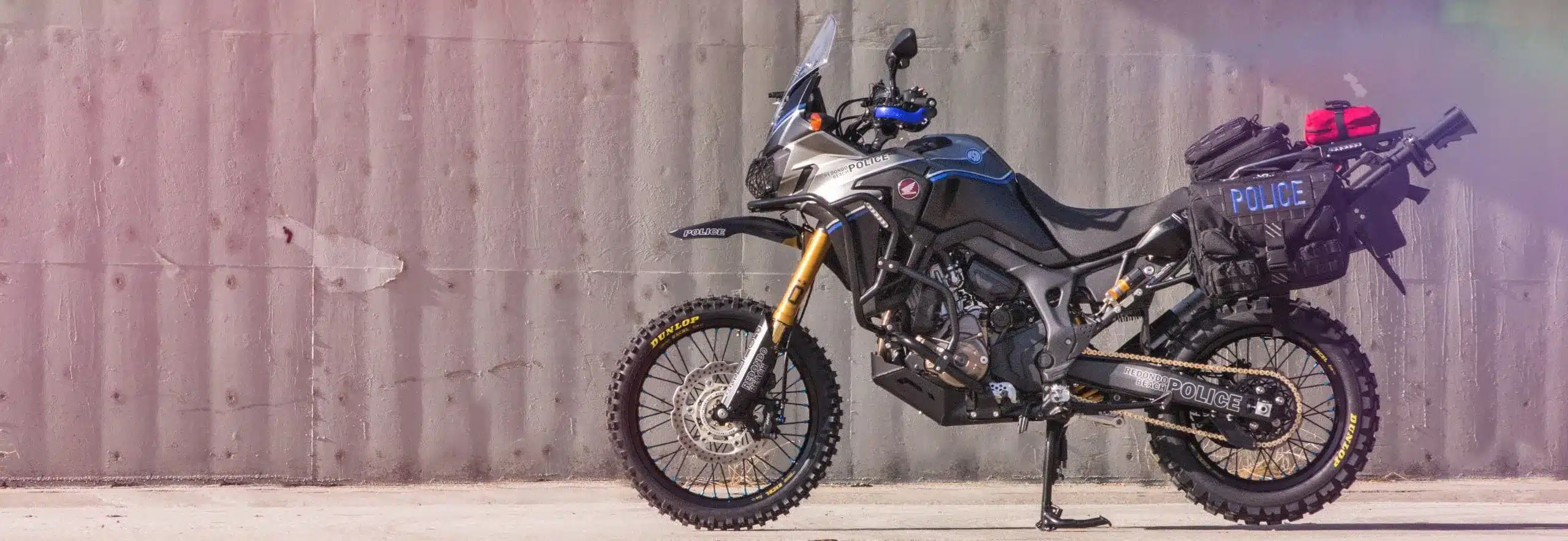 Redondo PD Africa Twin Polizeimotorrad mit Spezialausstattung vor Betonwand